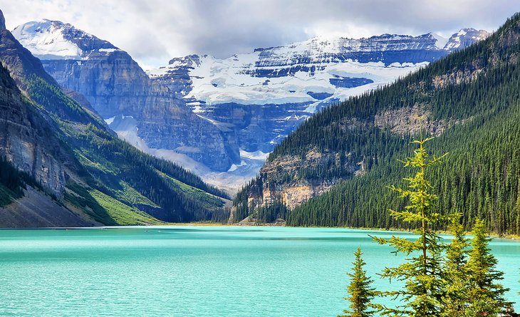 canada-tourist-attractions-banff-rocky-mountains-lake-louise-and-glacier