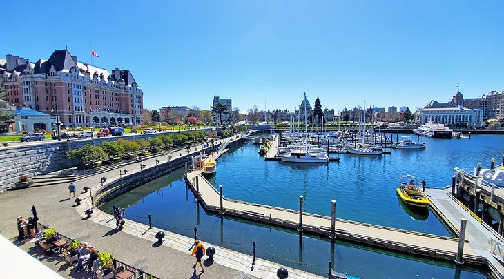 canada-tourist-attractions-vancouver-island-victoria-inner-harbour-walking-area